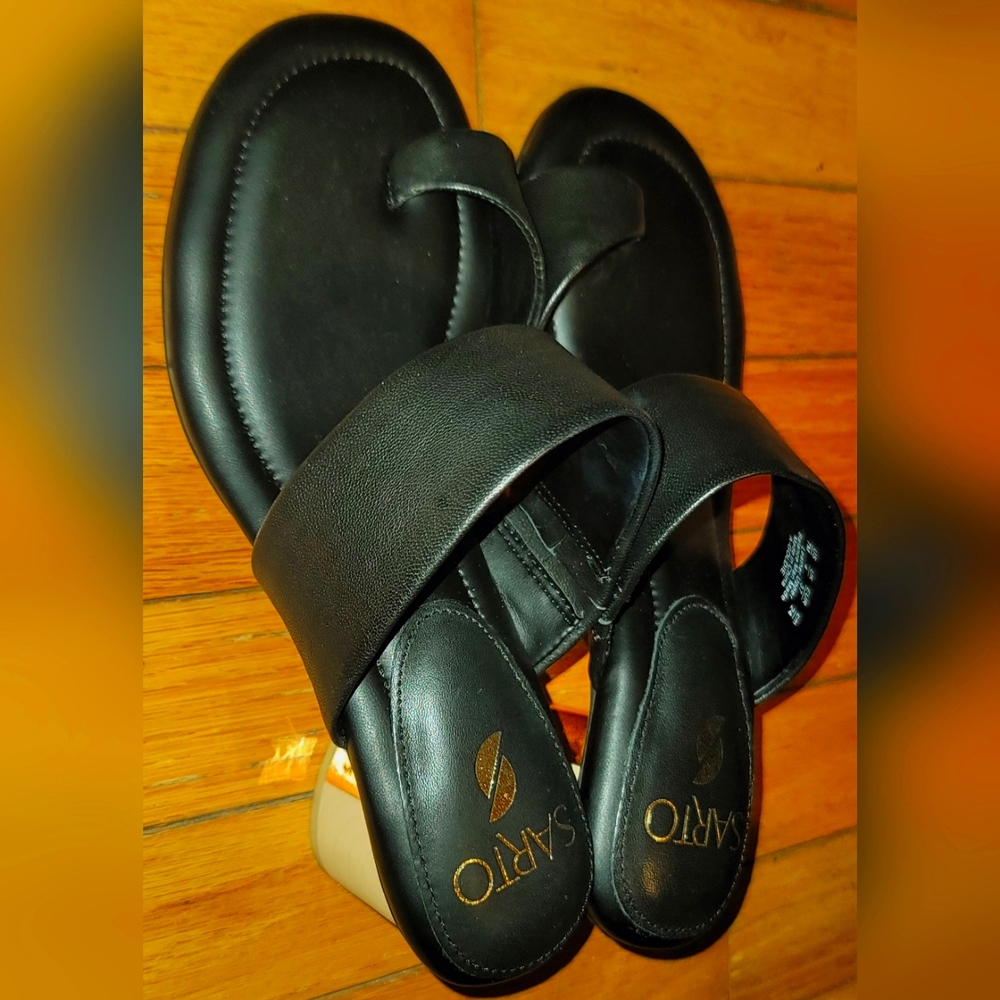 Woman's Sarto Goldie Sandals